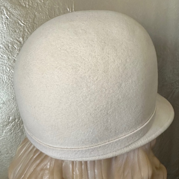 JAUNTY 1960s\' WINTER WHITE FELT CAP WITH BLACK & BROWN FEATHER TRIM main image 11